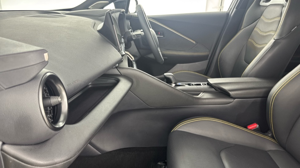 Toyota C-Hr Premiere Edition SV24RKE Gold #5