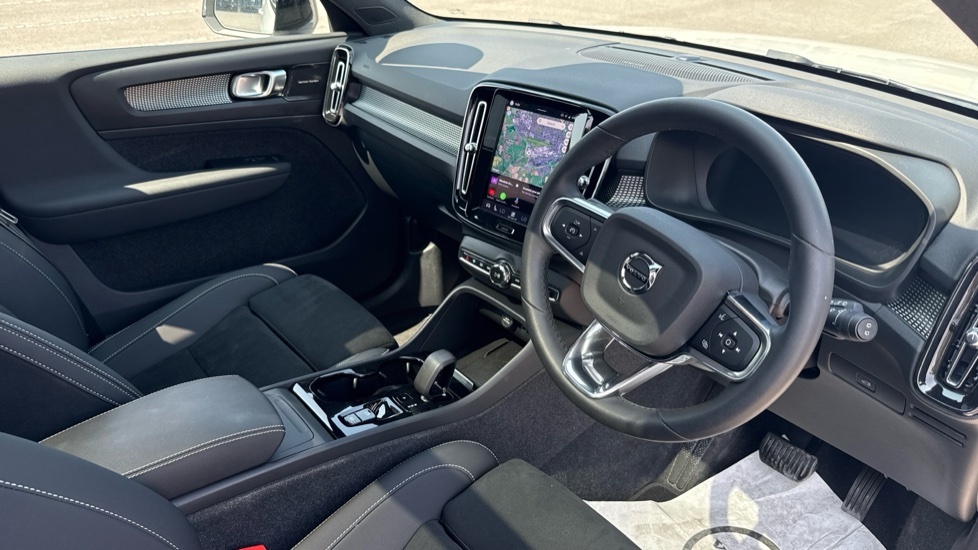 Volvo XC40 Ultimate White #4