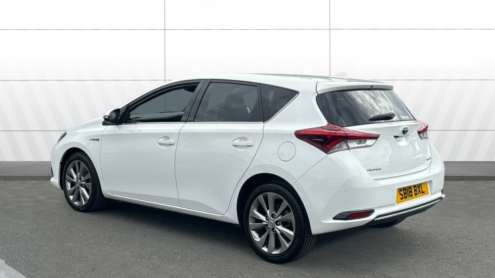 Toyota Auris Excel White #2