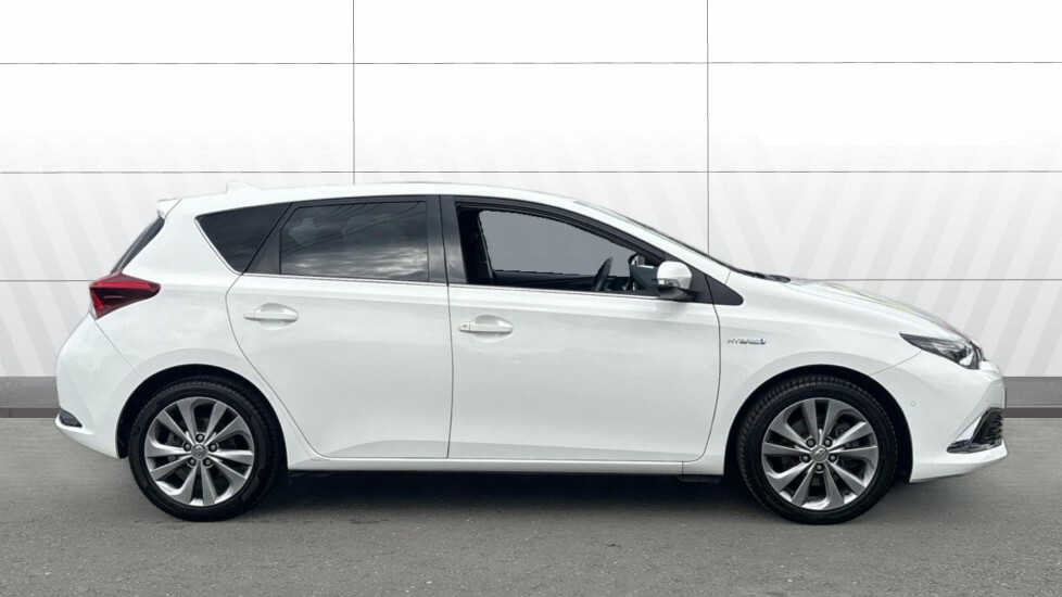 Toyota Auris Excel White #5