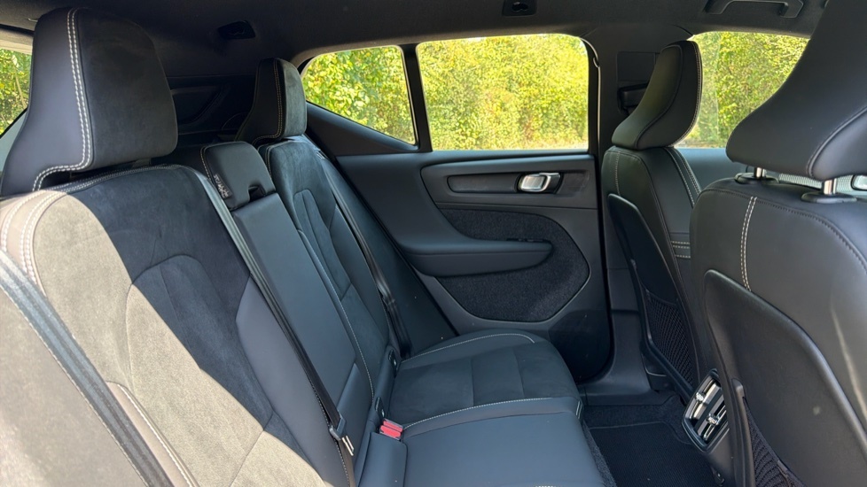 Volvo XC40 Plus YG24DGK Black #6