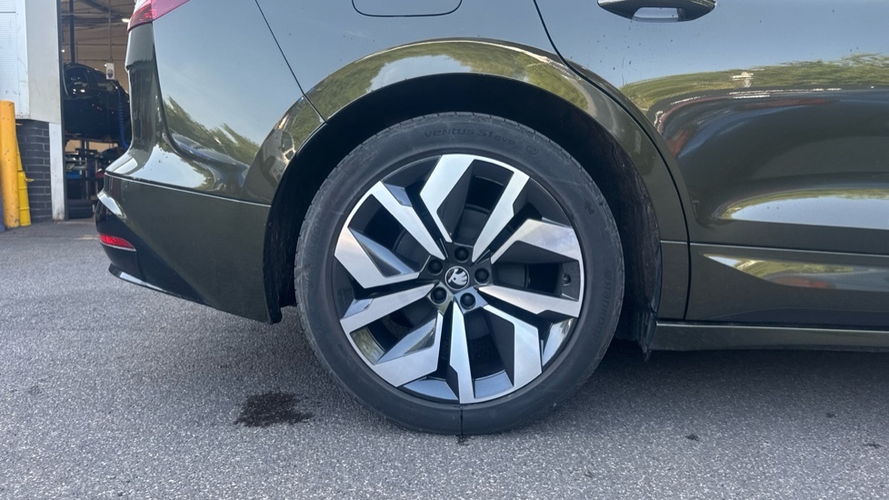 Skoda ENYAQ Sportline Green #5