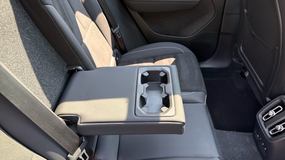 Volvo XC40 Recharge R-design, T4 Plug-in Hybrid Pan Roof, He Black #32
