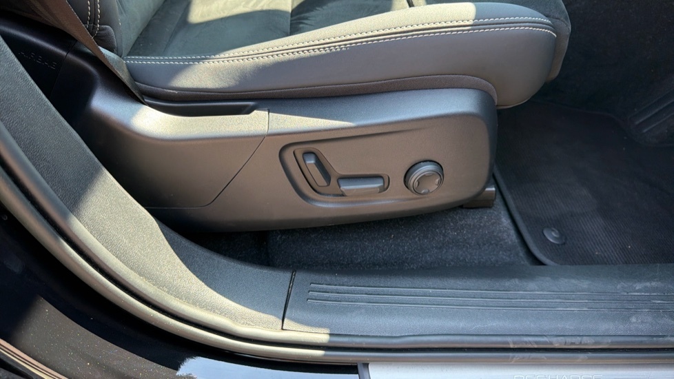 Volvo XC40 Recharge R-design, T4 Plug-in Hybrid Pan Roof, He Black #28