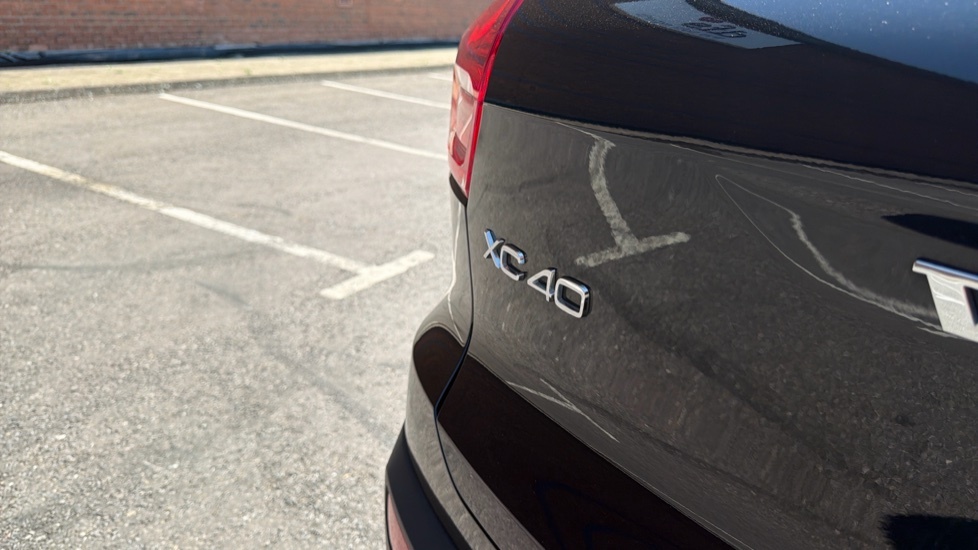 Volvo XC40 Recharge R-design, T4 Plug-in Hybrid Pan Roof, He Black #63