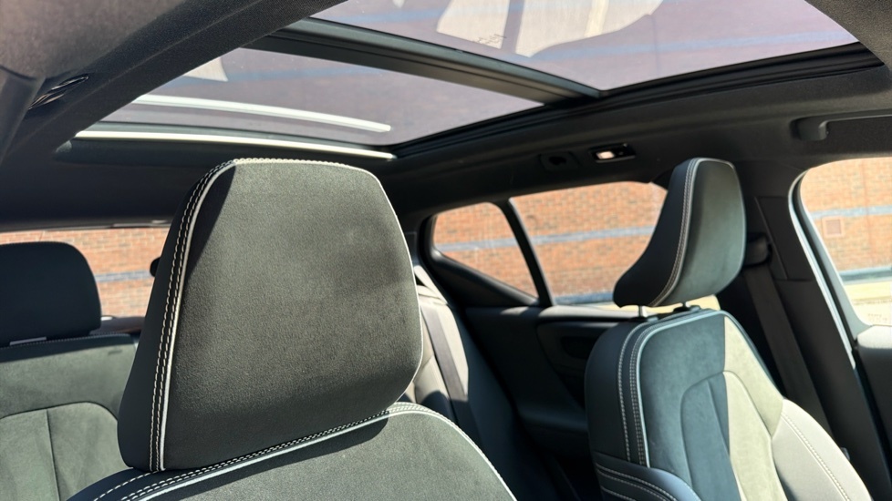 Volvo XC40 Recharge R-design, T4 Plug-in Hybrid Pan Roof, He Black #29