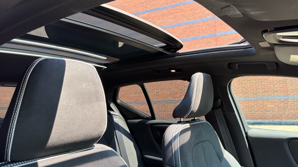 Volvo XC40 Recharge R-design, T4 Plug-in Hybrid Pan Roof, He Black #57
