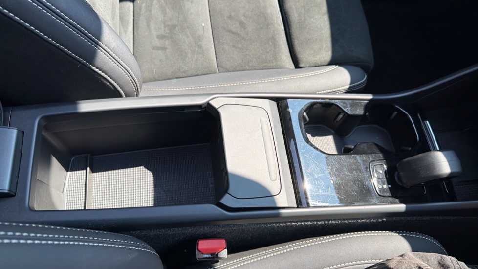 Volvo XC40 Recharge R-design, T4 Plug-in Hybrid Pan Roof, He Black #53
