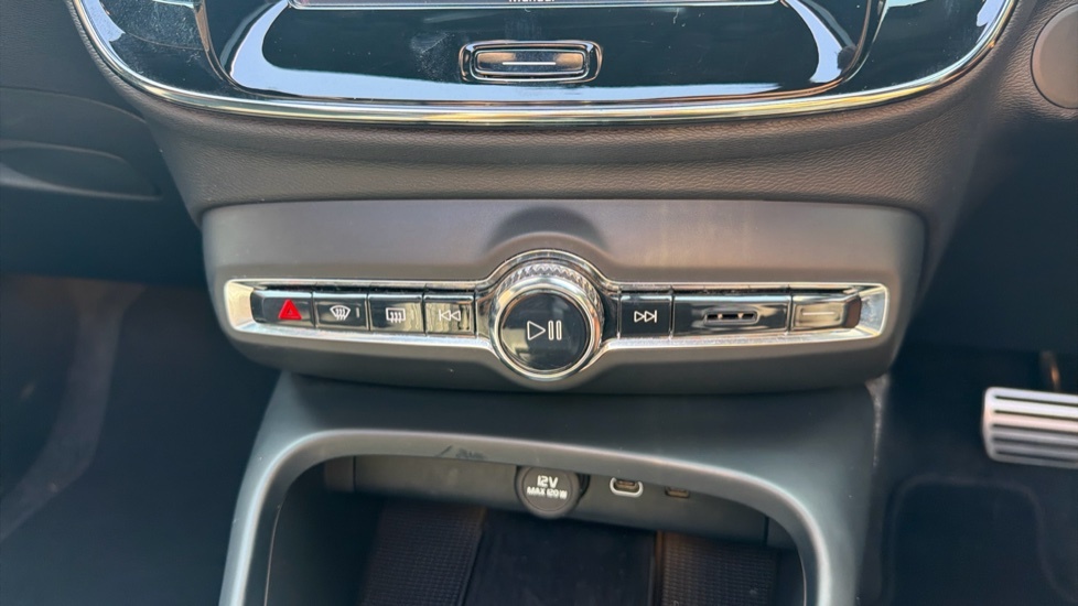 Volvo XC40 Recharge R-design, T4 Plug-in Hybrid Pan Roof, He Black #56