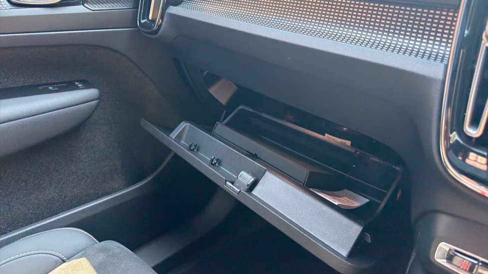 Volvo XC40 Recharge R-design, T4 Plug-in Hybrid Pan Roof, He Black #34