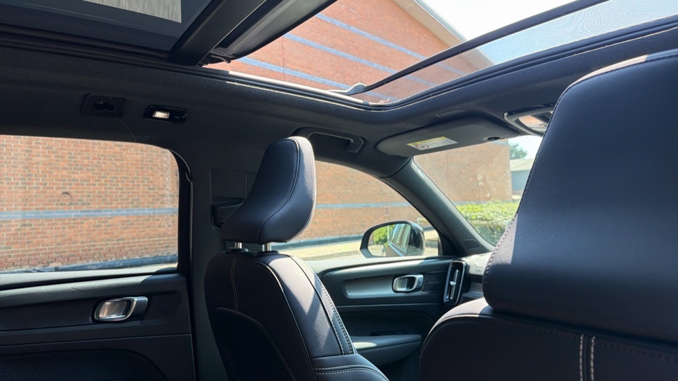 Volvo XC40 Recharge R-design, T4 Plug-in Hybrid Pan Roof, He Black #60