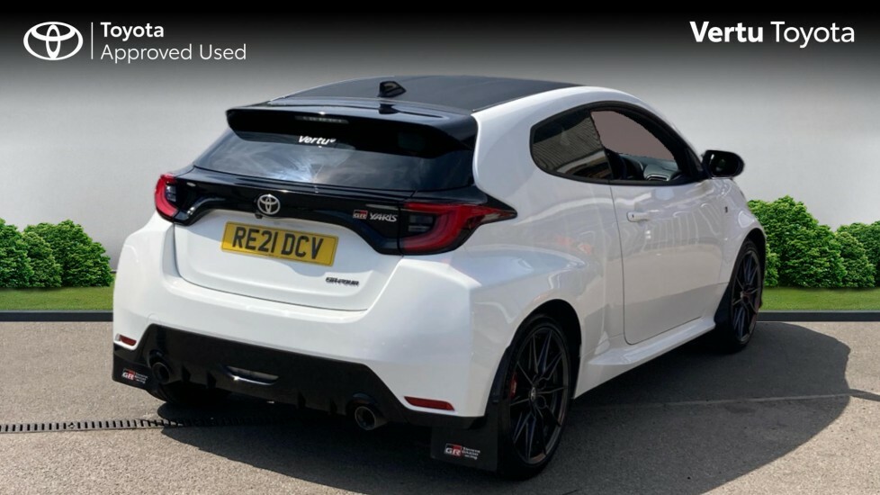 Toyota Yaris Hatchback RE21DCV White #2