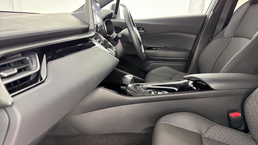Toyota C-Hr Design LO23YWF White #5