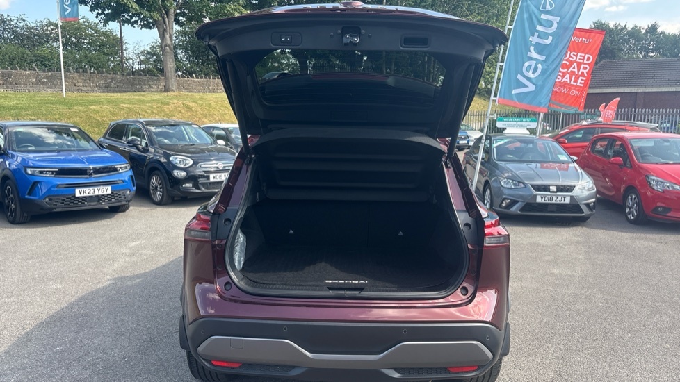 Nissan Qashqai Tekna Red #4