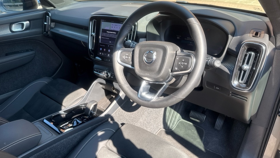 Volvo XC40 Plus Gold #4