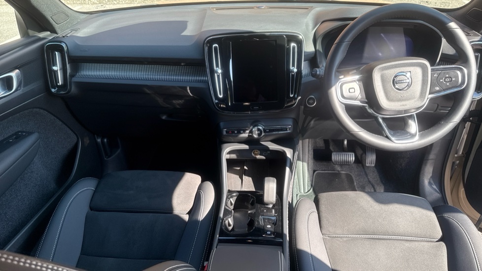 Volvo XC40 Plus Gold #5