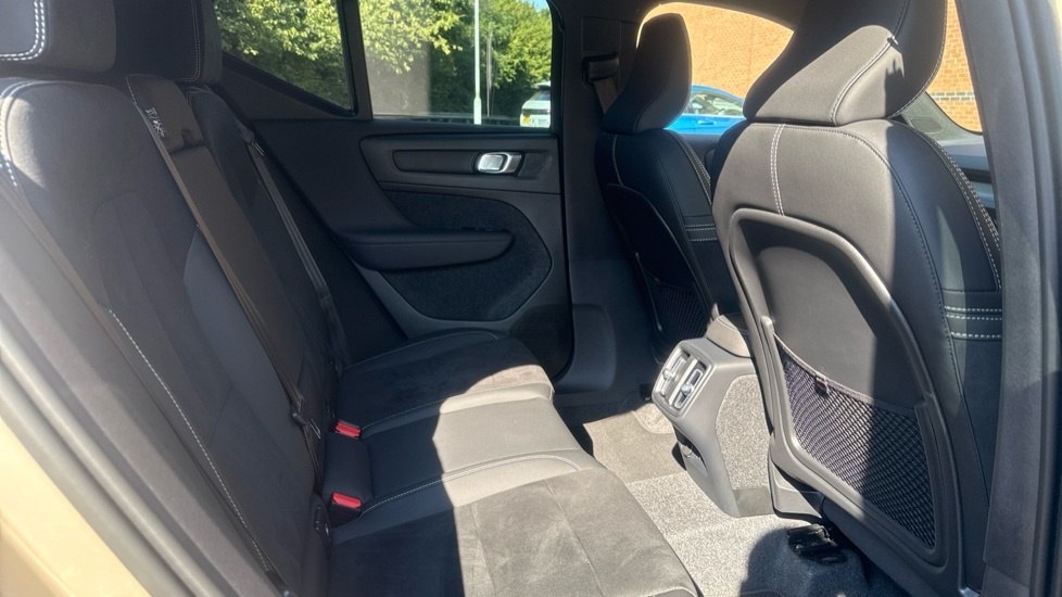 Volvo XC40 Plus Gold #6