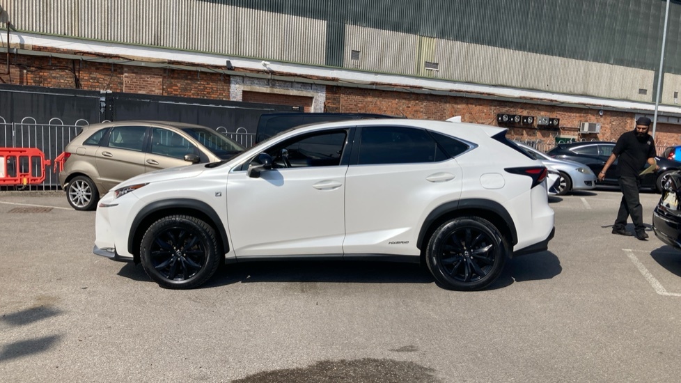 Lexus NX 300H Luxury 153 Silver #24