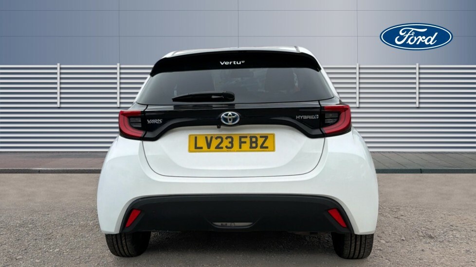 Toyota Yaris Design LV23FBZ White #6