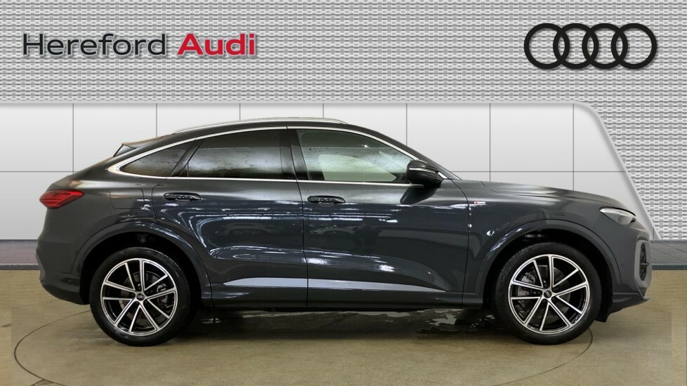 Audi Q5 Launch Edition VN25JHX Grey #4