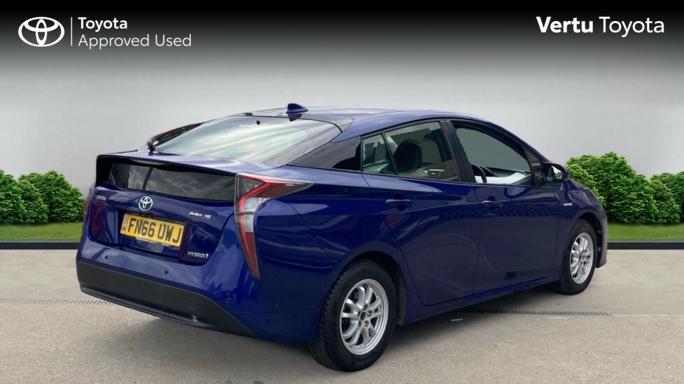 Toyota Prius Vvt-h Active Hatchback Red #2