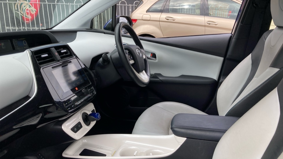 Toyota Prius Vvt-h Active Hatchback Red #5