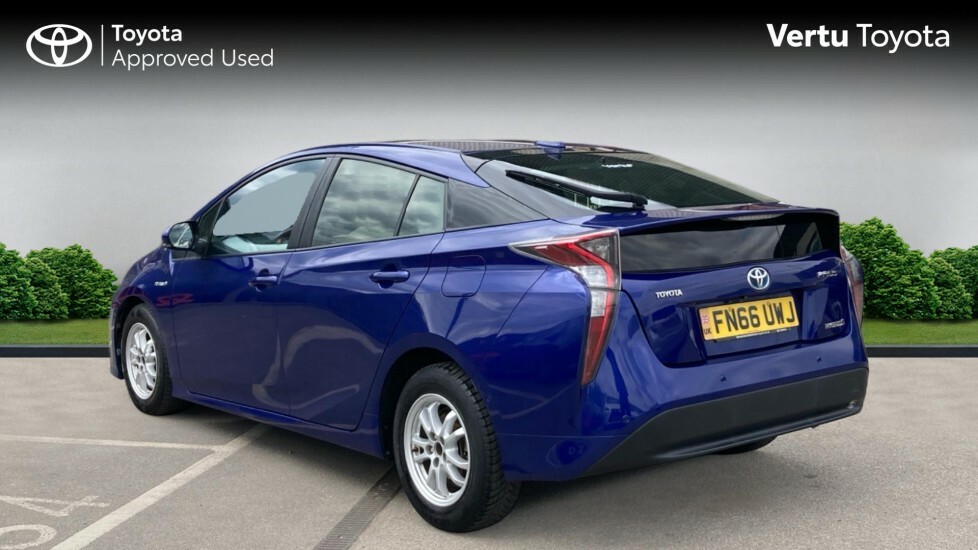 Toyota Prius Vvt-h Active Hatchback Red #4