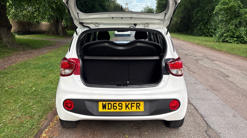 Hyundai I10 Play White #4