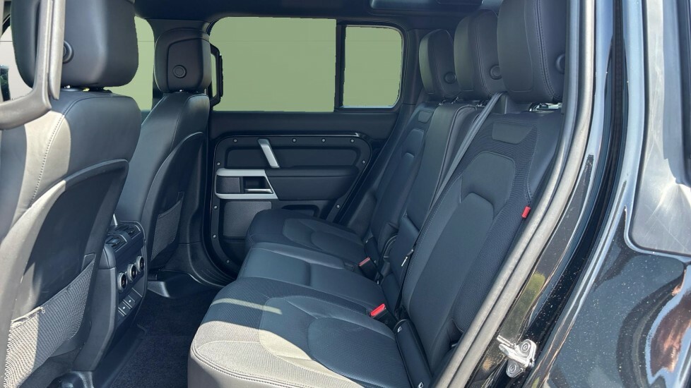 Land Rover Defender 110 X-dynamic Hse Black #4