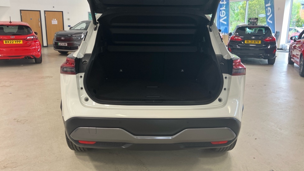 Nissan Qashqai Tekna LS23WMG White #4