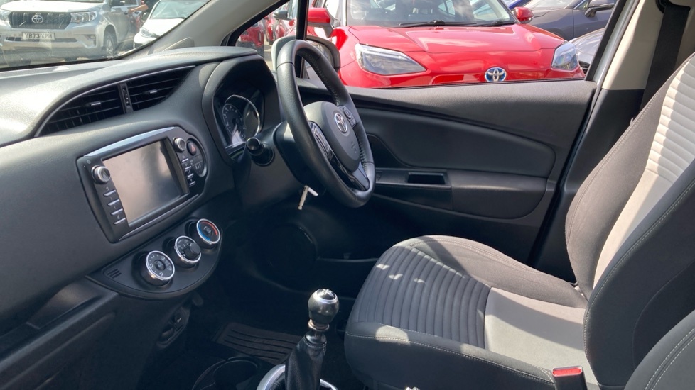 Toyota Yaris Design HJ67NWU White #5