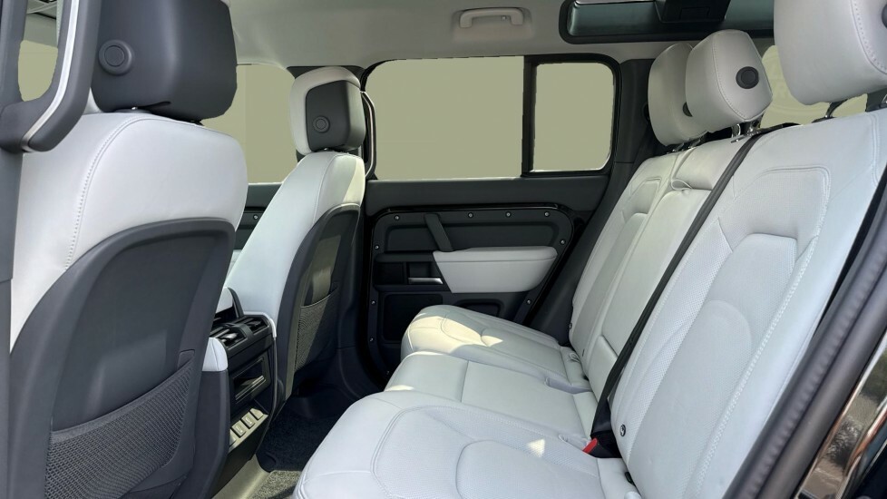 Land Rover Defender 110 X-dynamic Hse WG26XMD Black #4