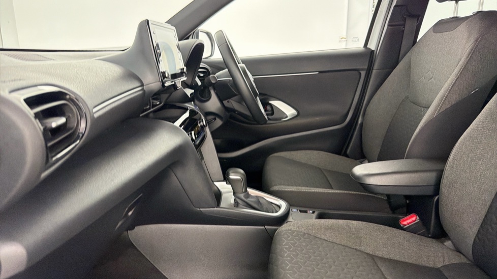 Toyota Yaris Cross Design MM24VWH White #5