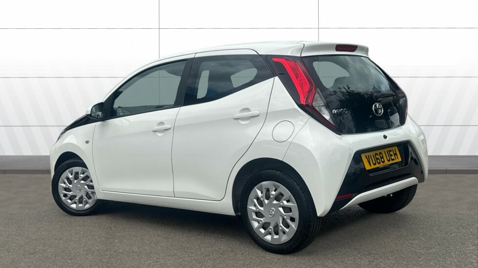 Toyota Aygo X X-play White #2