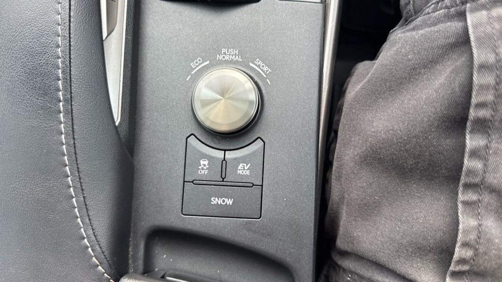 Lexus IS 2.5 300H Sport 220 Bhp 8In Satellite Navigation White #47
