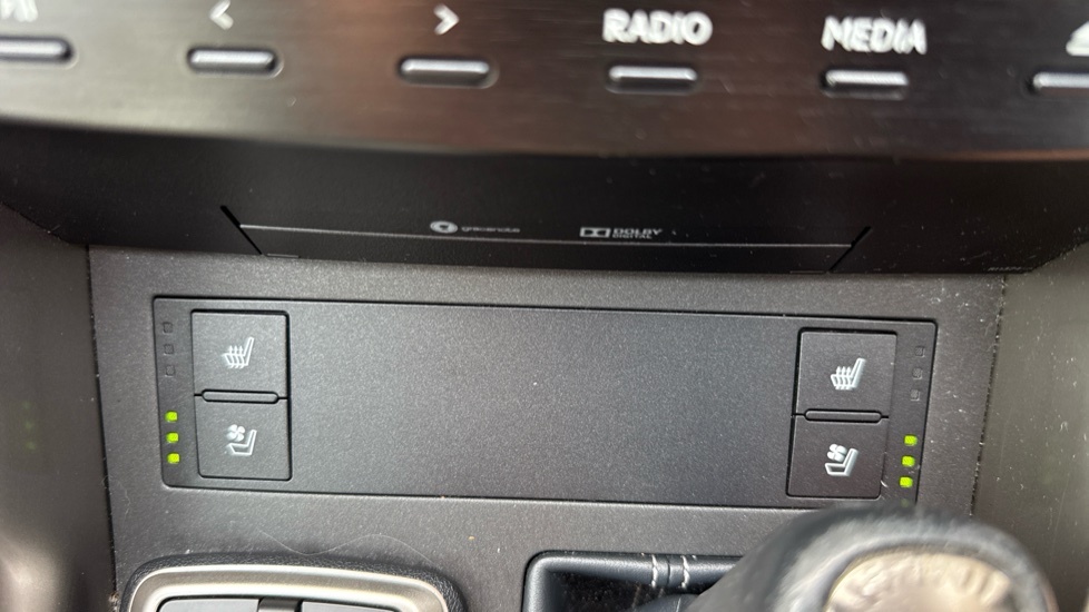 Lexus IS 2.5 300H Sport 220 Bhp 8In Satellite Navigation White #45