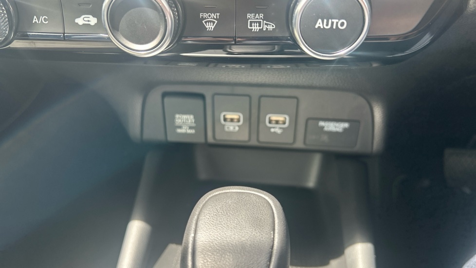 Honda Jazz Elegance I-mmd Cvt White #22