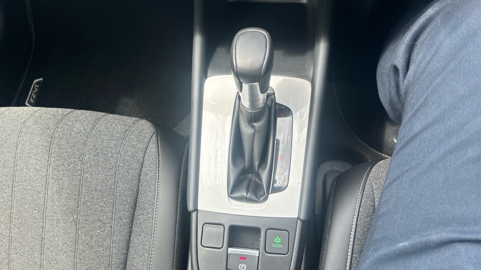 Honda Jazz Elegance I-mmd Cvt White #23
