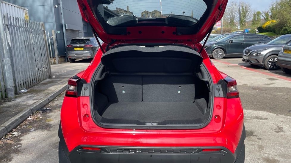 Nissan Juke Tekna Red #4
