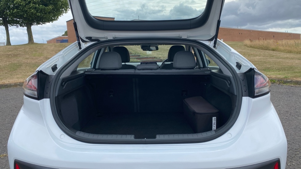Hyundai Ioniq Premium White #4