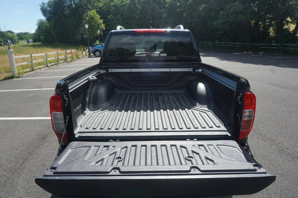 Nissan Navara Double Cab Pick Up Tekna 2.3Dci 190 4Wd Red #10