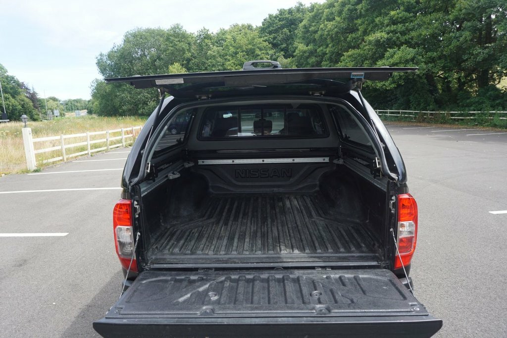 Nissan Navara Double Cab Pick Up Tekna 2.3Dci 190 4Wd Red #9