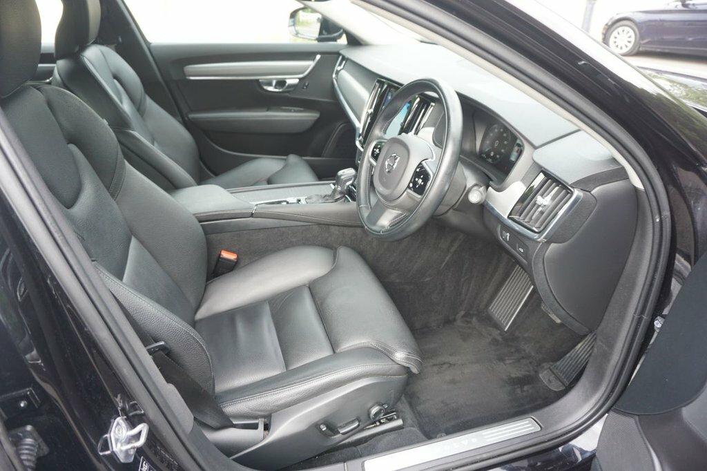 Volvo V90 2L Momentum Plus Black #4