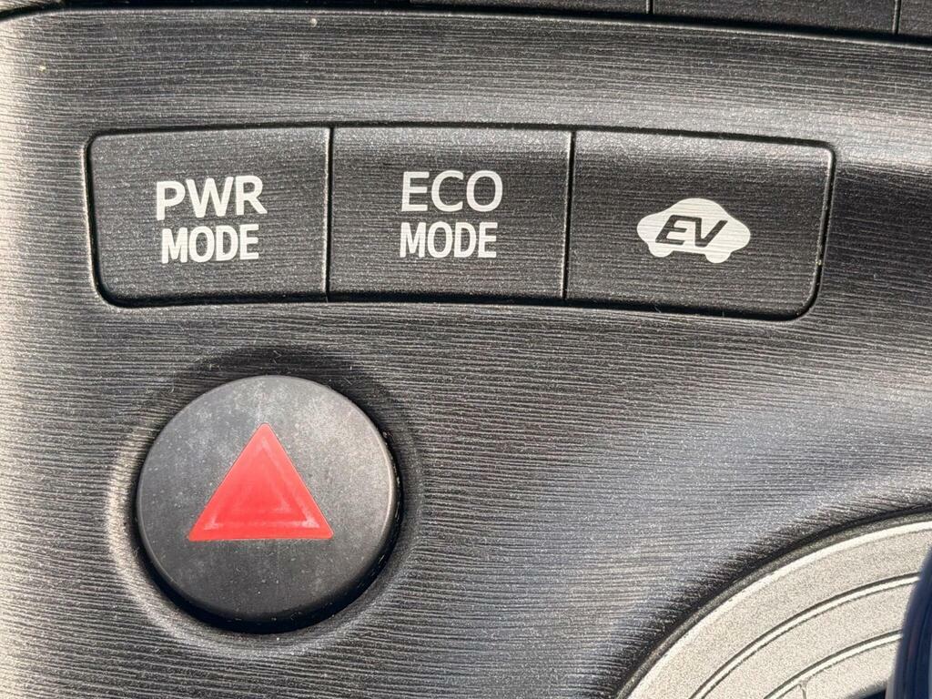 Toyota Prius Prius T Spirit Vvt-i Cvt White #29