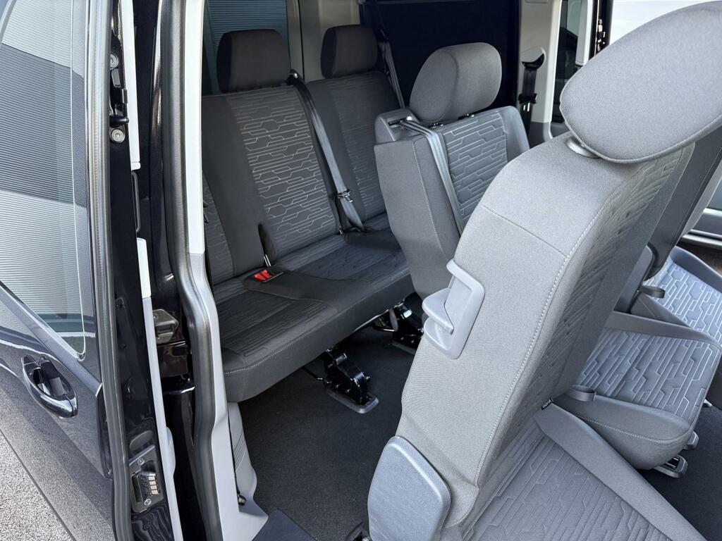 Volkswagen Transporter Shuttle 2.0 Tdi Se 150 7 Speed Dsg Minibus Double Cab Black #4