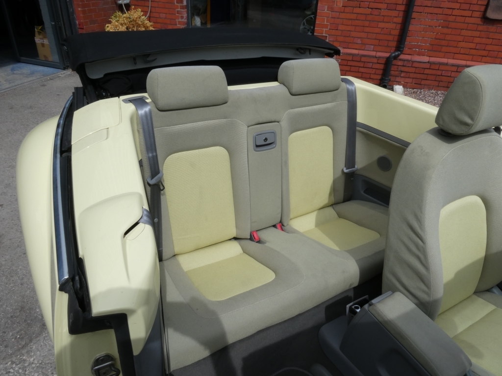 Volkswagen Beetle Cabriolet 8V 2-Door Blue #23