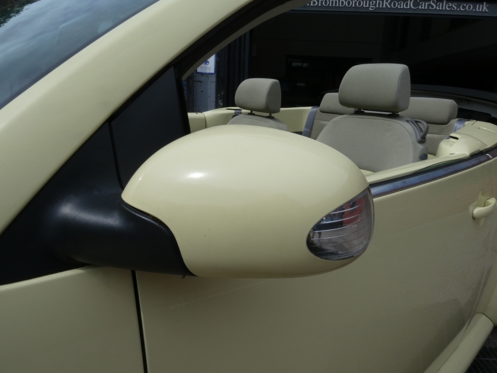 Volkswagen Beetle Cabriolet 8V 2-Door Blue #10