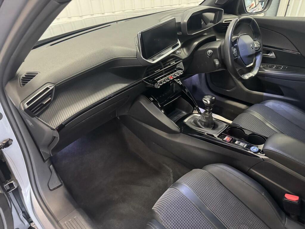 Peugeot 2008 1.2 Puretech Allure Premium Suv #16