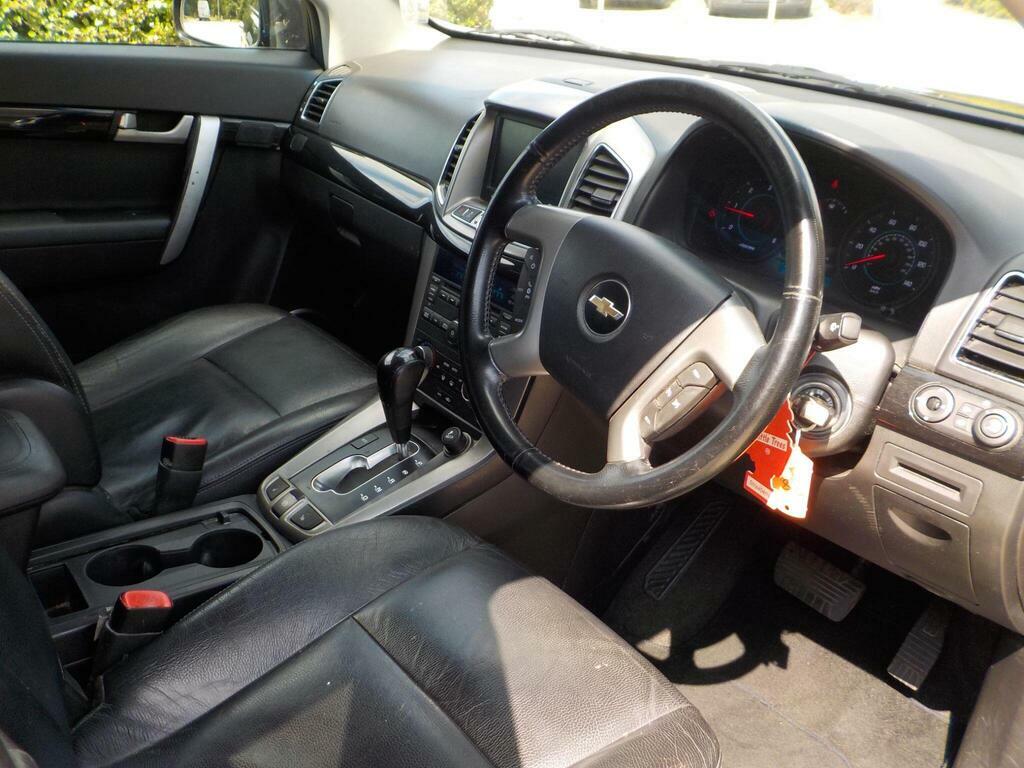 Chevrolet Captiva Lt White #8