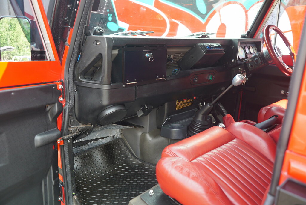 Land Rover Defender 90 County Black #54